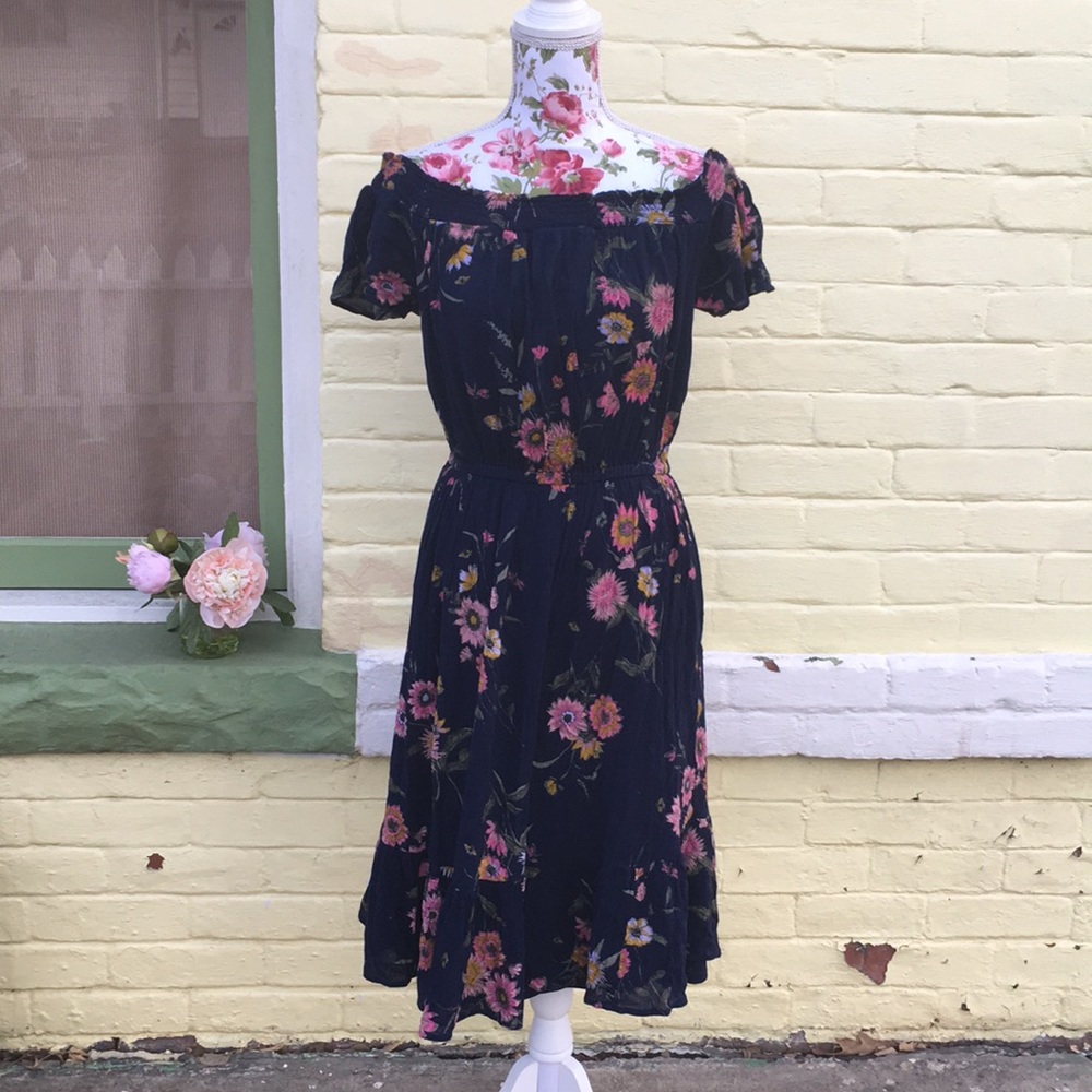 🌸Host Pick🌸Cold shoulder floral Navy Dress - Picture 2 of 8